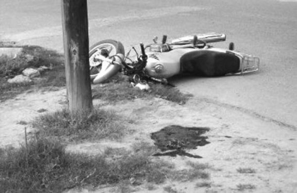 Un hombre que viajaba en moto perdió la vida al impactar contra un árbol