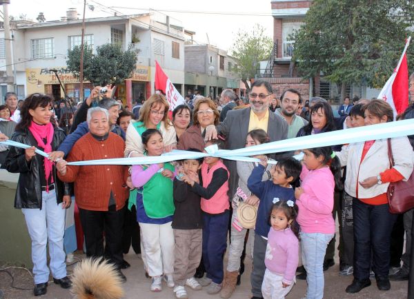 Vecinos de las 820 Viviendas se suman a la actividad saludable con el nuevo gimnasio urbano