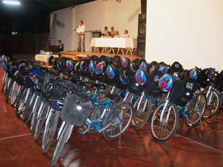 En Rodeito: entregaron bicicletas para agentes sanitarios y anteojos a niños del Ramal