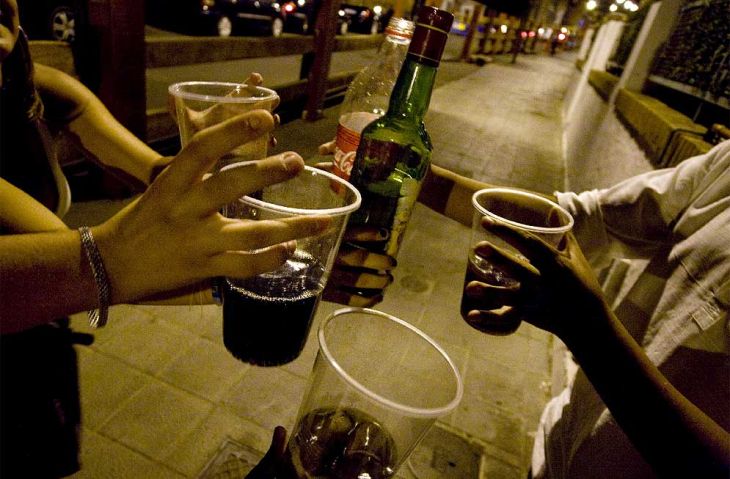 Demorados por estar consumiendo bebidas alcohólicas en la vía pública