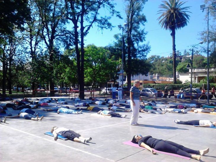 Parque San Martín: magistral clase de yoga a cargo del maestro Ismael Mastrini