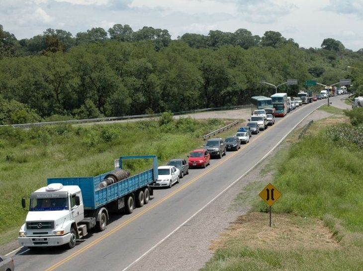 15 km  de fila: 20 remiseros de Jujuy mantienen en vilo a vehículos que quieren entrar o salir de la provincia