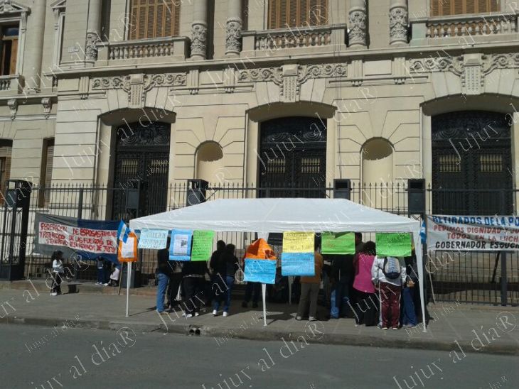 Familiares de las fuerzas de seguridad de Jujuy colocaron su carpa en las puertas de Casa de Gobierno y amenazan con quedarse