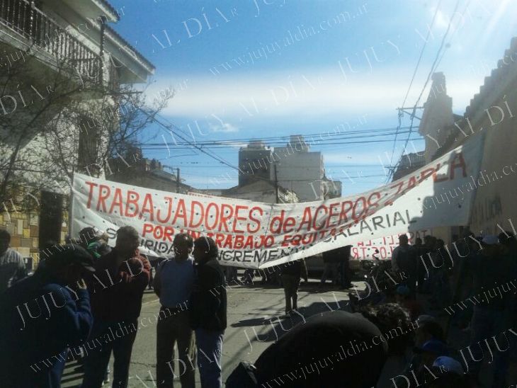 Trabajadores de Aceros Zapla manifiestan en las puertas de la delegación del Ministerio de Trabajo de Nación