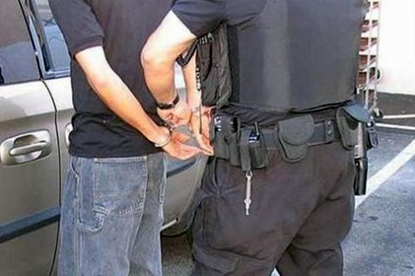 Mujer policía arresto ladrón