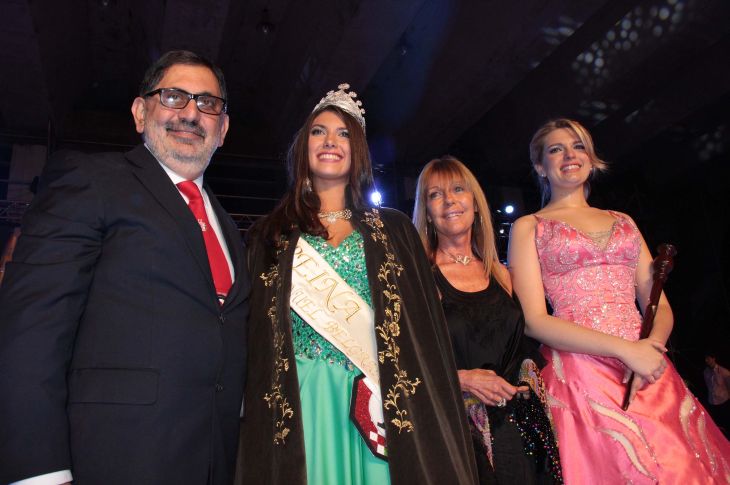 Reina Capital: El Intendente capitalino coronó a Valentina Oller