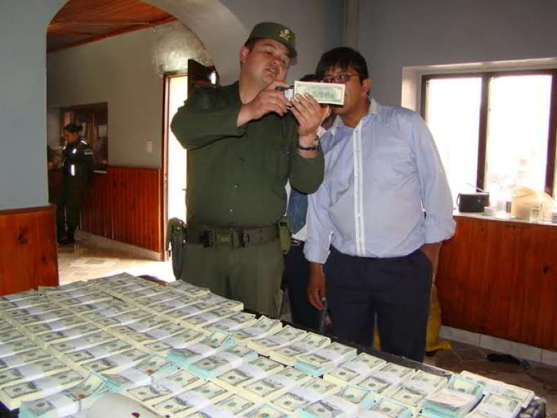 Jujuy: Detienen a pareja que llevaba 740 mil dólares falsos en dos valijas