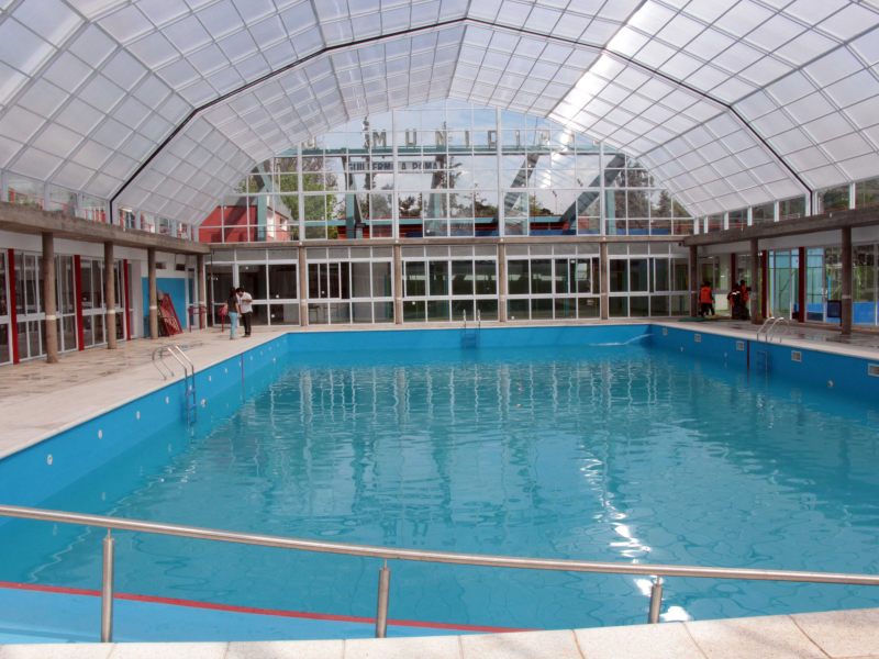 En el renovado natatorio «Jorge Poma»: a pleno funciona la escuela de natación para niños y adultos