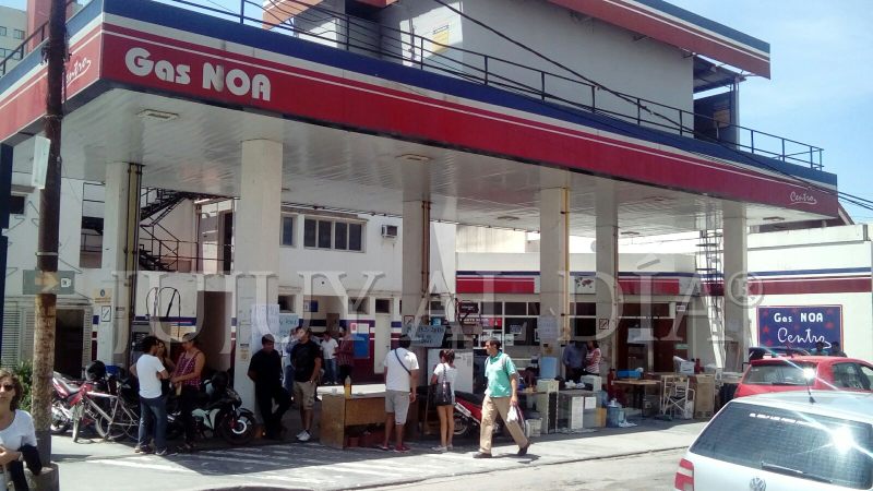 Jujuy: ordenan el desalojo de una conocida estación de GNC y empleados se encadenaron en el lugar