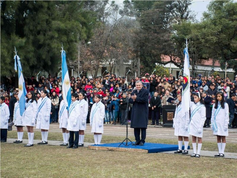 El Gobernador Morales encabezó el acto por el Día de la Bandera