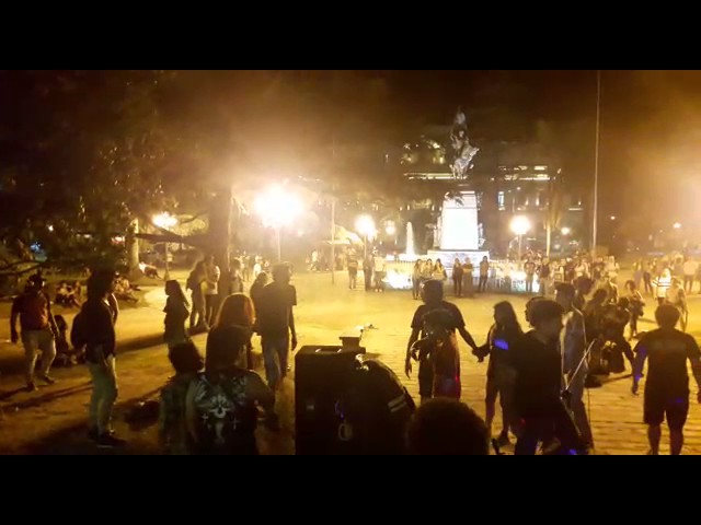 Jujuy: varios “manteros” atacaron salvajemente a un policía en plena Plaza Belgrano