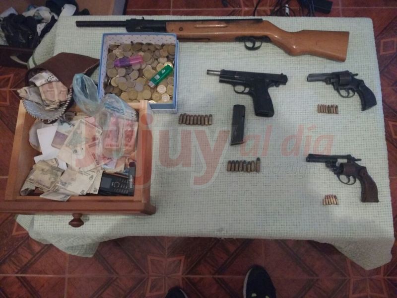 Jujuy: secuestran más de 900 dosis de pasta base y varias armas durante un allanamiento