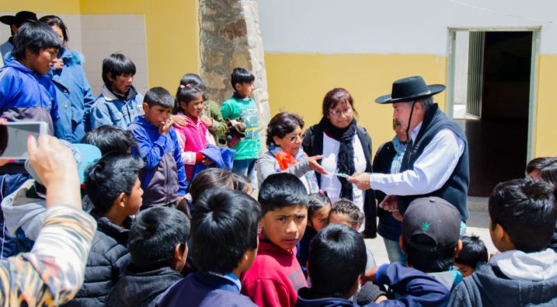 Morales entregó subsidio a escuela centenaria de El Cóndor