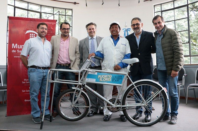 Entregaron bicicleta a “Puchito” Flores: “es un personaje típico de nuestra ciudad”