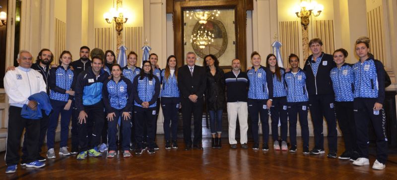 La selección femenina de Handball visitó el Salón de la Bandera