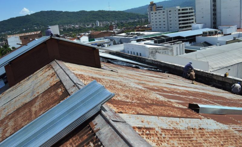 Reparación de cubiertas y techos en Teatro Mitre y Estadio Federación