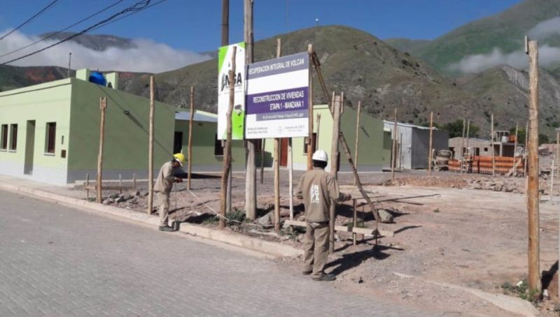 Continúan las obras de reconstrucción de viviendas en Volcán