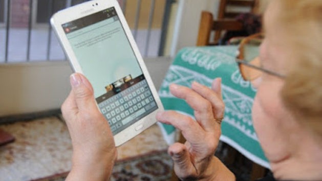 Abuelos 2.0: entregan tablet hasta el jueves
