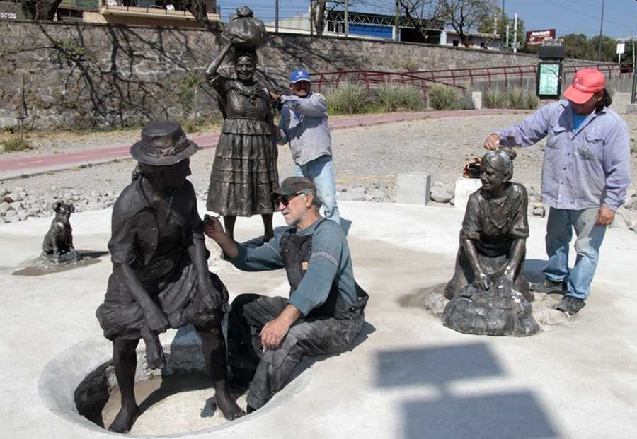 Se realizó trabajos de restauración de las esculturas que Homenajean a las  Lavanderas