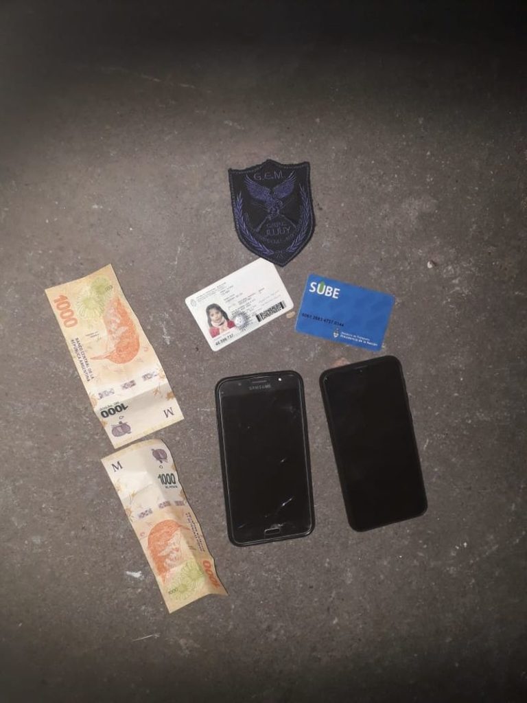 Ladrón arrestado y recuperaron celulares y dinero sustraídos a menores