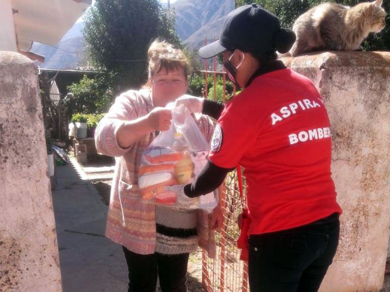 Entrega de unidades alimentarias a familias de Volcán