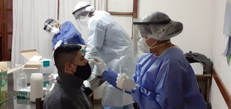 Coronavirus: Argentina triplica los casos que debería tener y hace la mitad de los testeos que necesita