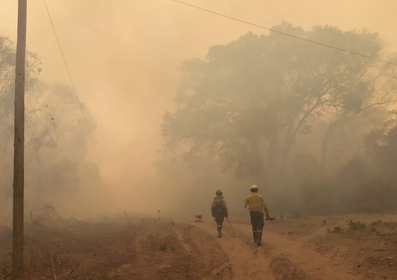Jujuy: Concentran esfuerzos en un solo foco de incendio que sigue fuera de control