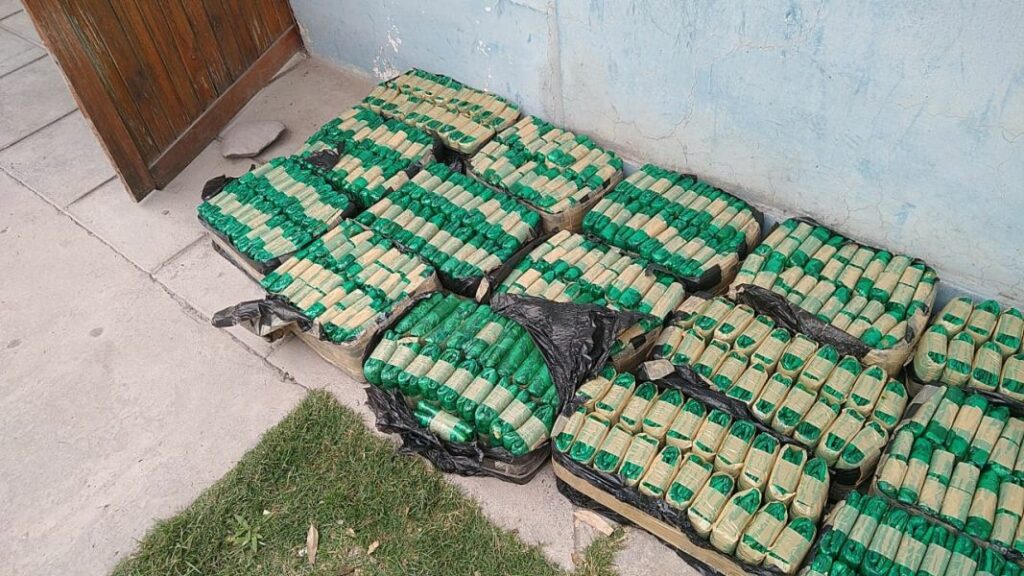 Tras una persecución, la policía detuvo a dos personas y secuestro 100 kilos de hojas de coca