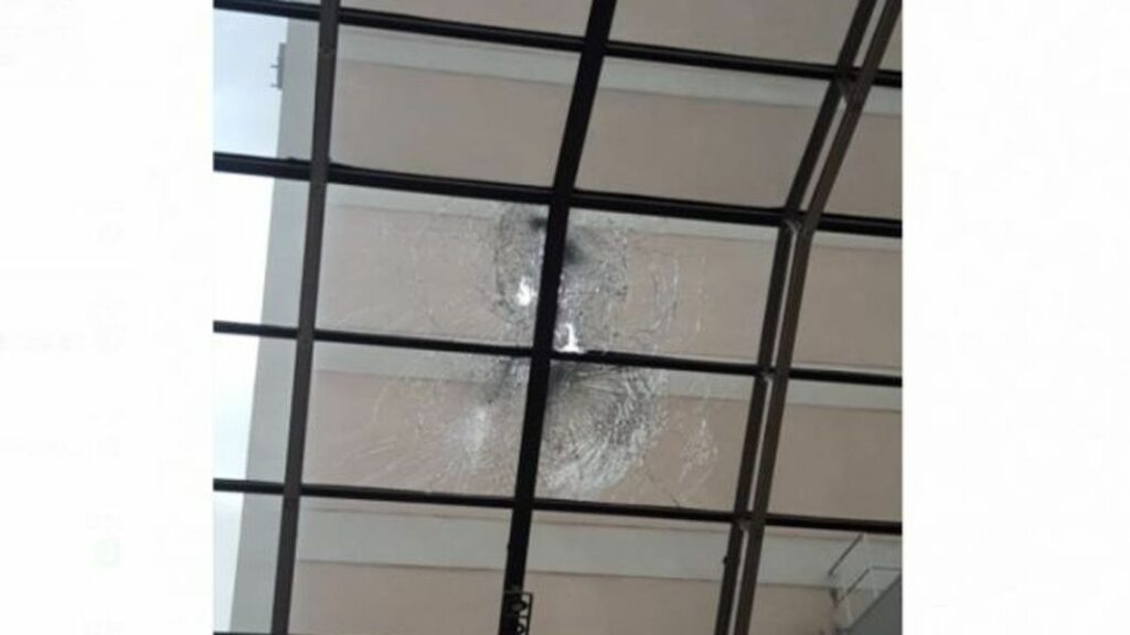 Jujuy: Joven cayó desde las alturas y se estrelló en la cúpula de un shopping