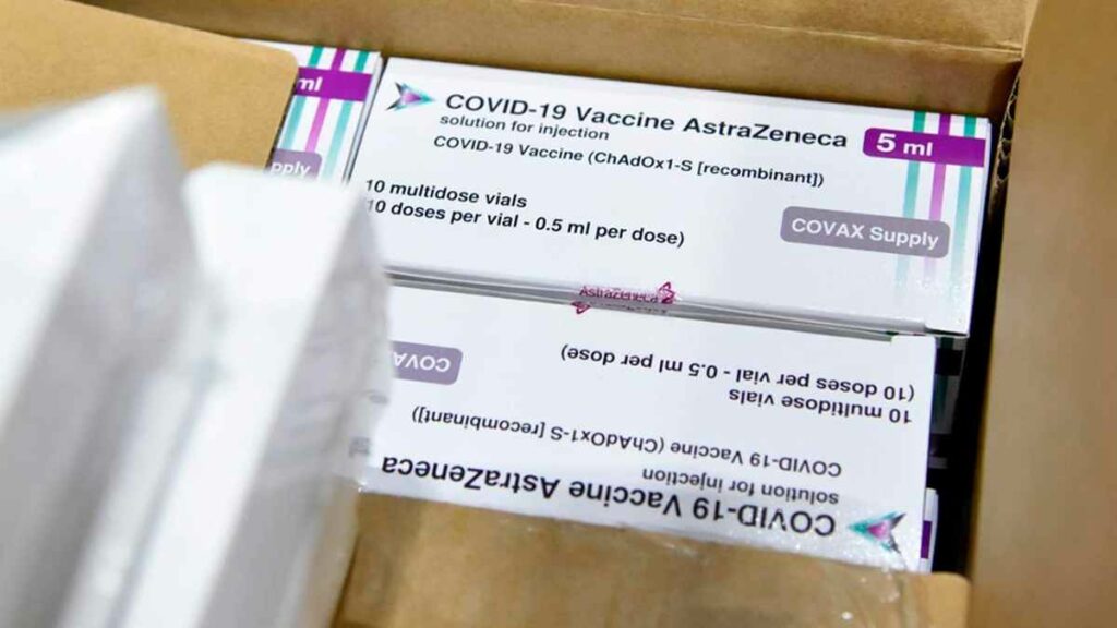 El regulador europeo afirma que la vacuna de AstraZeneca mejora sus beneficios con la edad
