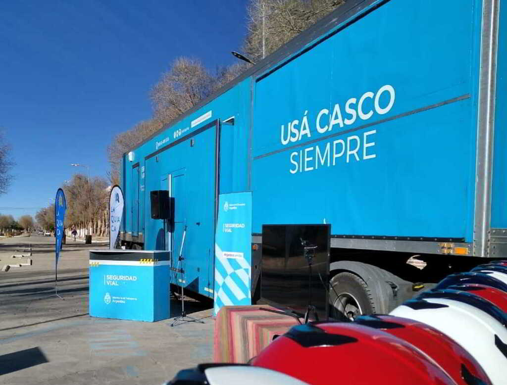 Jujuy: el camión itinerante de Seguridad Vial llegó a La Quiaca para entregar cascos a motociclistas