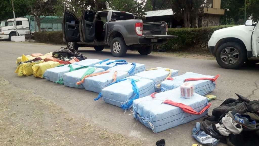 Jujuy: Cuatro camionetas intentaron huir con seis millones de pesos en hojas de coca