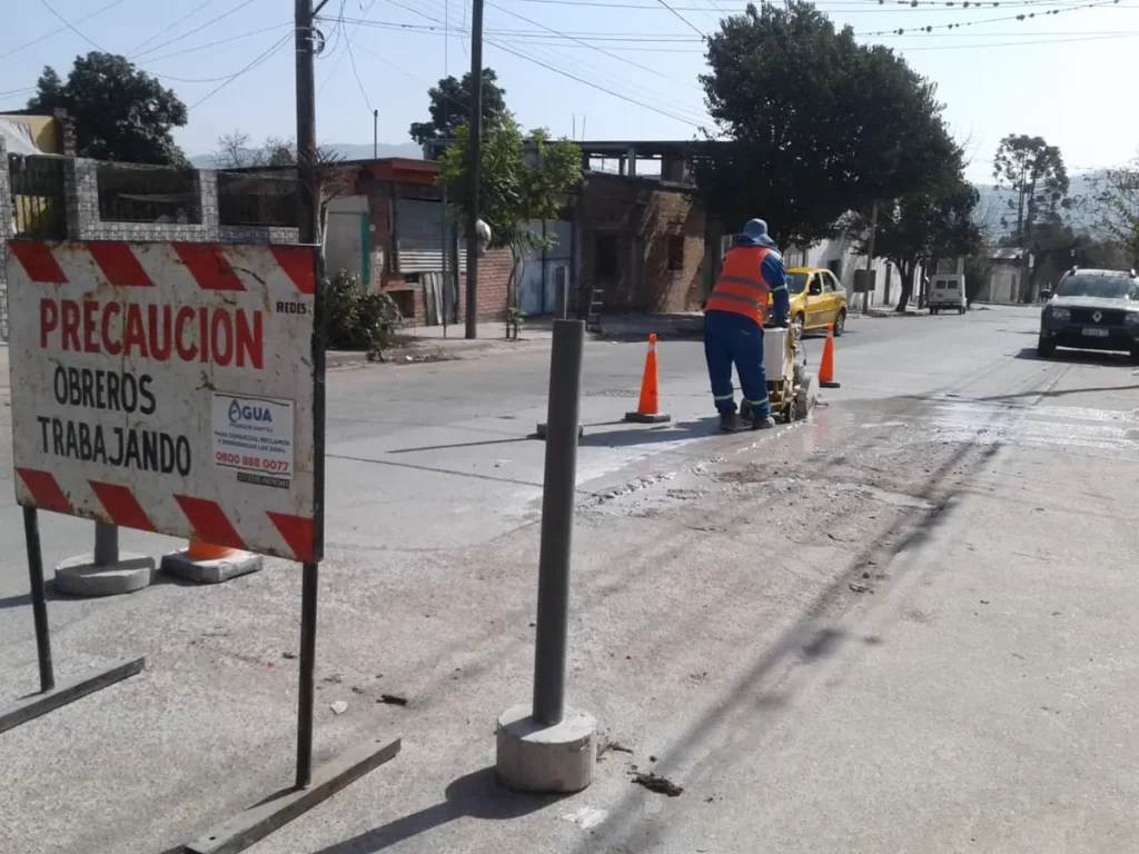 Agua Potable de Jujuy continúa trabajando en la reparación de calzada: esta vez en Cuyaya