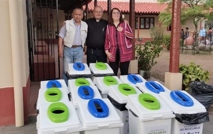 Ambiente entregó contenedores para separación de residuos para el Santuario de Rio Blanco