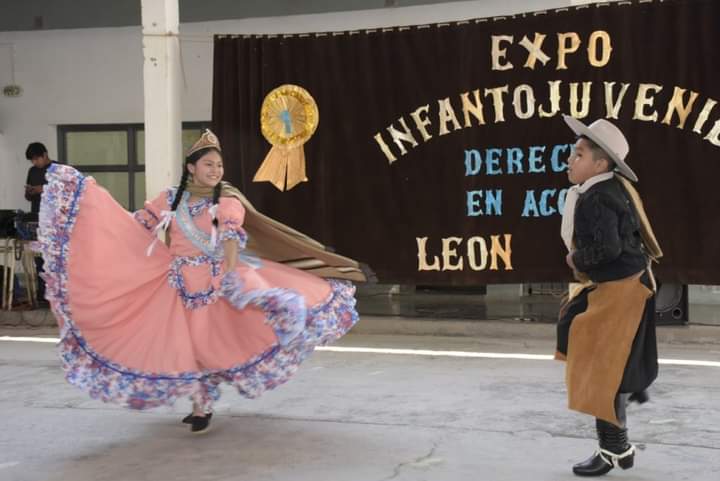 Estudiantes primarios de la Escuela N° 44 de león realizaron la primera Expo infanto- juvenil.