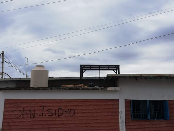 Concluyó colocación de tanque de agua en escuela de Monterrico