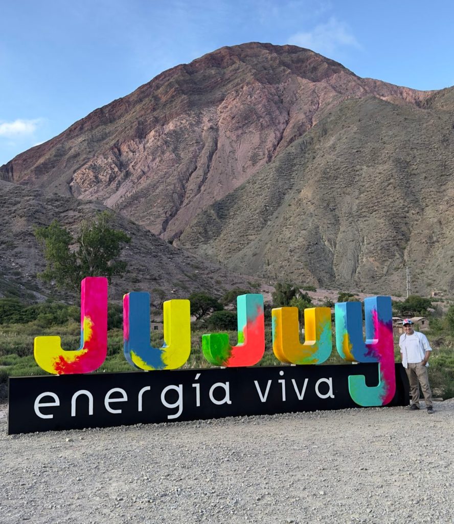 Artista plástico intervino cartel de Jujuy Energía Viva en Purmamarca