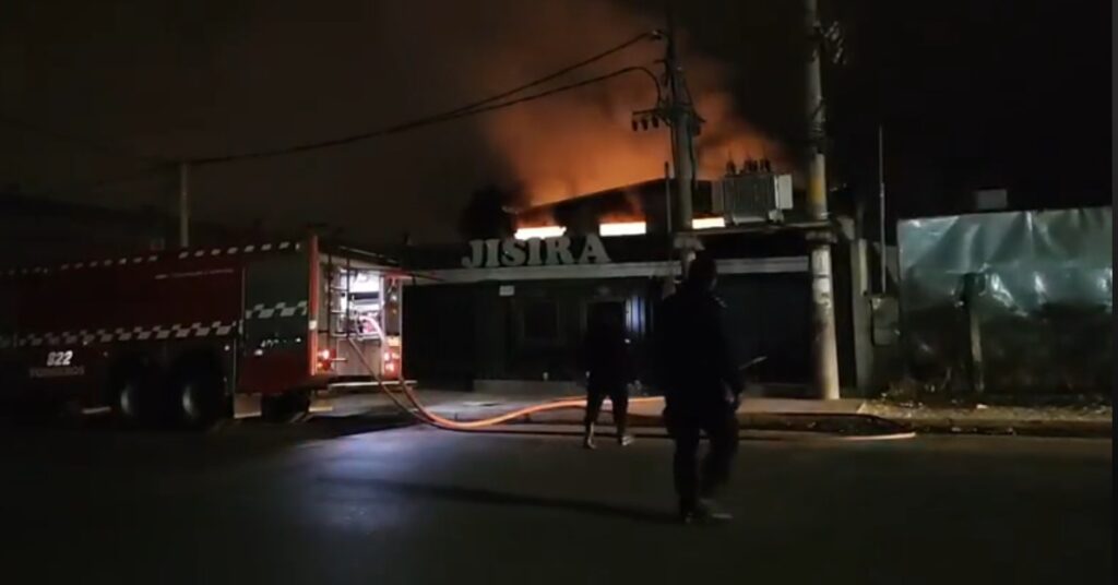 Jujuy: voraz incendio a metros de una estación de servicio