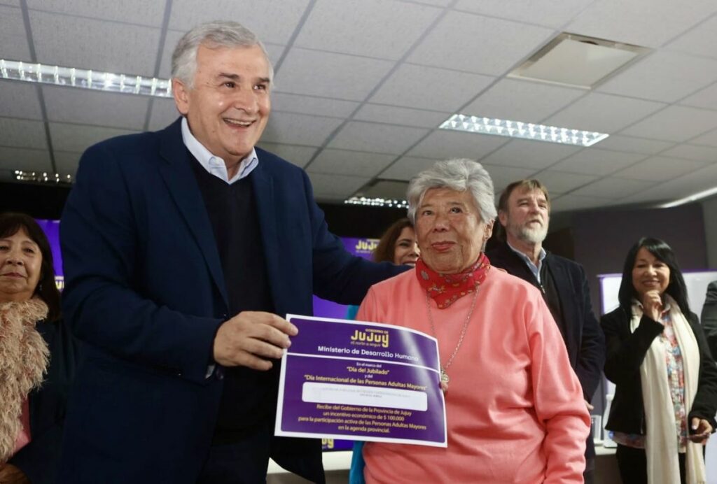 Gerardo Morales entregó subsidios a más de 50 centros de jubilados 