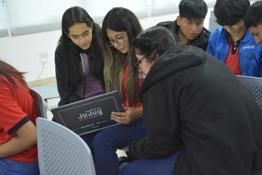 Capacitación a estudiantes de la Escuela Técnica N° 1 «General Savio» en el Uso de Aulas Digitales Móviles del PROMACE