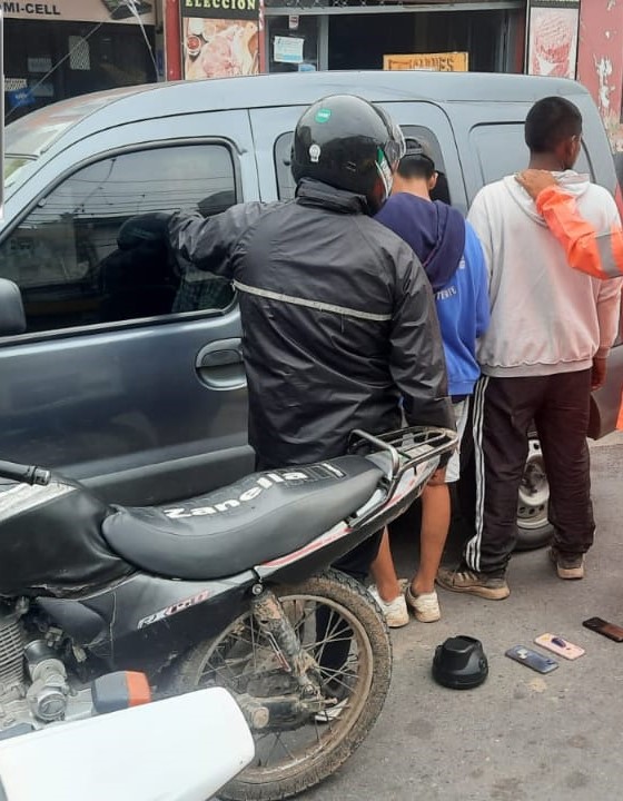 Dos supuestos motochorros detenidos cuando intentaban vender tres celulares