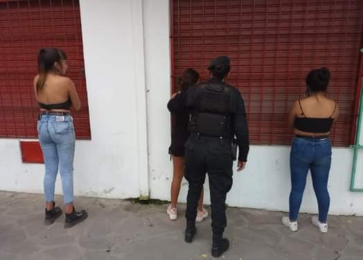 Tres jóvenes detenidas por causar disturbios en plena calle